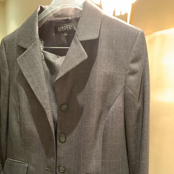Kasper Grey suite Brand new with no tag - Picture 7 of 13
